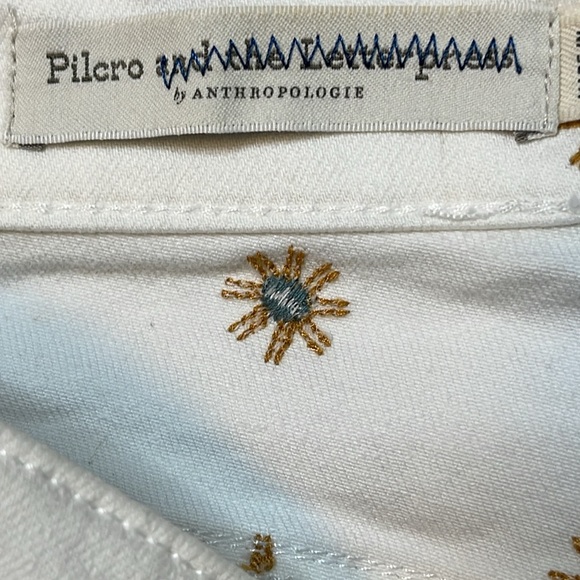 PILCRO AND THE LETTERPRESS STARBURST DAISY EMBROIDERED WHITE SHORTS SLIM BF FIT - Picture 8 of 10
